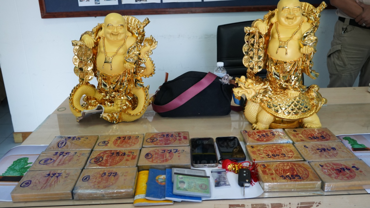 ศุลกากรจับเฮโรอีนสิงโตเหยียบโลก ค่า 20 ล้าน 2 หนุ่มลาวอ้างรับจ้างส่ง 