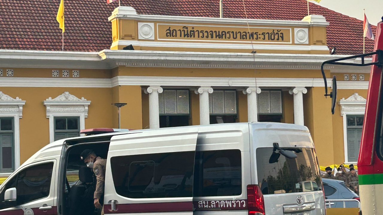 ขัง 2 นักข่าว 1 คืน ก่อนฝากขังศาลอาญาพรุ่งนี้เช้า ปมทำข่าวพ่นสีกำแพงวัดพระแก้ว