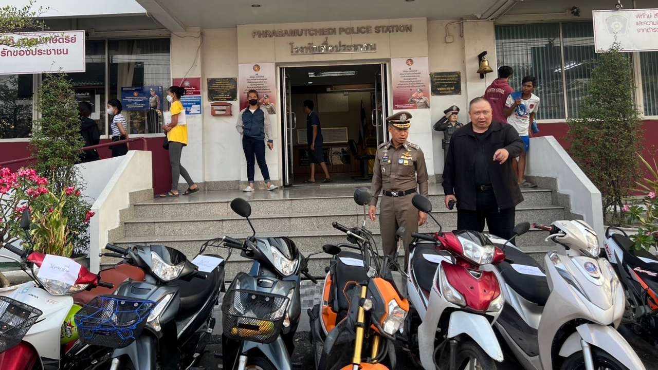 ตร. ปิดถนนสุขสวัสดิ์-ประชาอุทิศ สกัดจับแว้นซิ่งแข่ง ยึด จยย.ได้ 49 คัน