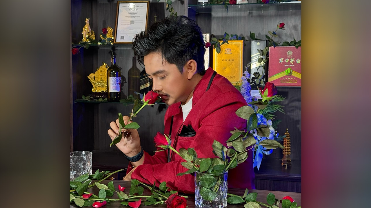 ขยี้ตารัวๆ ครูไพบูลย์ อวดลุคใหม่ หล่อแบบเกาหลี ต้อนรับวาเลนไทน์ 