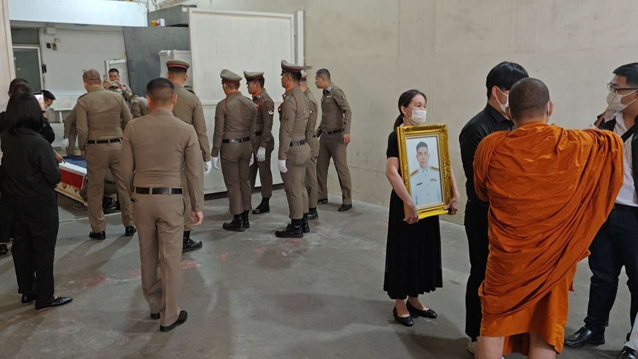 จัดแถวกองเกียรติยศรับศพ ด.ต.น้ำดี ถูกคนเมาชนตาย พร้อมเลื่อน 4 ชั้นยศ 