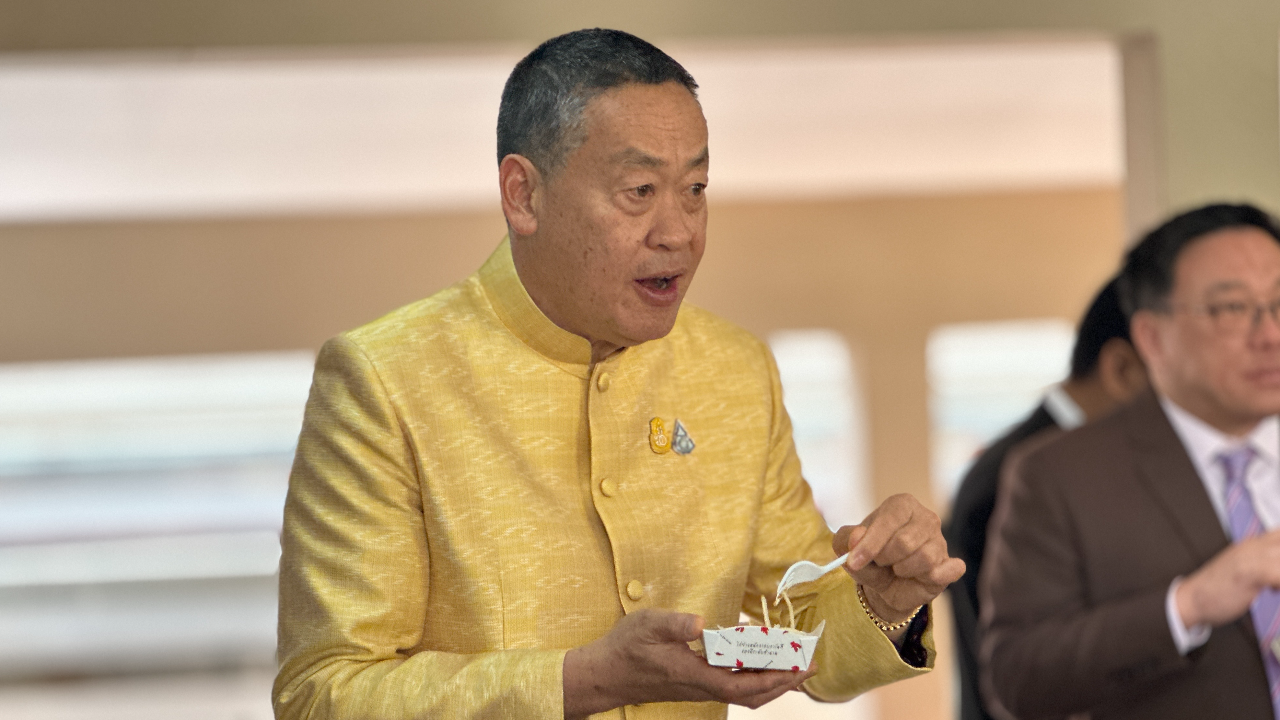 นายกฯ โผล่ร่วมวงกินส้มตำกับสื่อฯ ทำเนียบ ติดใจไอศกรีมน้ำตาลโตนด