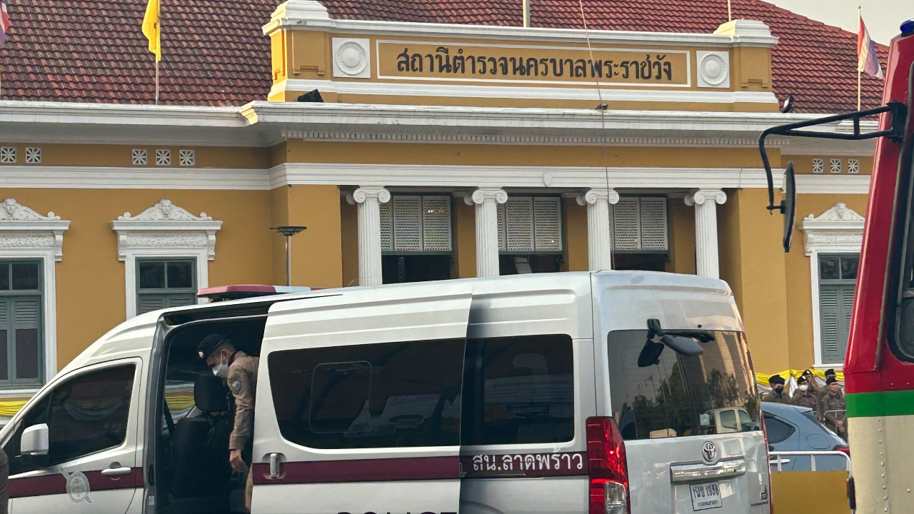 สน.พระราชวัง นำหมายจับรวบนักข่าวประชาไท-ช่างภาพอิสระ ทำข่าวพ่นสีกำแพงวัดพระแก้ว