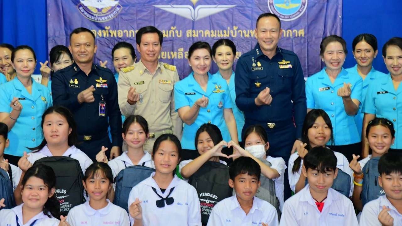 นายกแม่บ้าน ทอ.ลุย น่าน แจกผ้าห่ม เครื่องเรียนให้ ร.ร.บ้านท่าค้ำ จ.น่าน