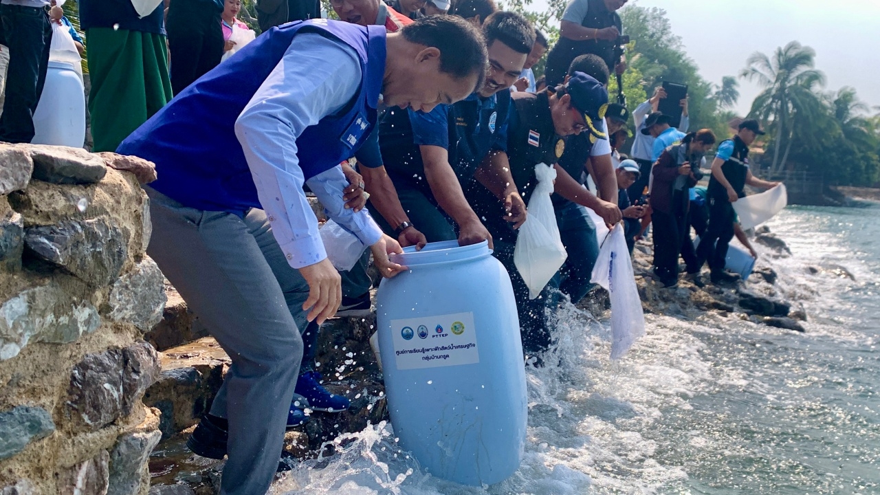 กลุ่มประมงบางสะพาน ร่วมใจทิ้งซั้งกอเป็นที่อยู่สัตว์น้ำ และปล่อยปลากะพงคืนทะเล