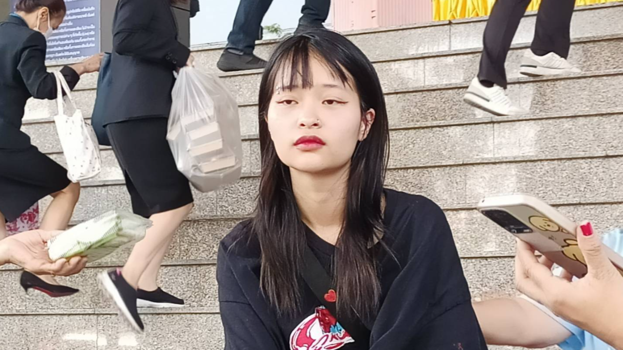 “ตะวัน” โผล่ศาลอาญา ลั่นไม่กลัวกำลังจะมีหมายจับ ยันไม่มีพรรคการเมืองอยู่เบื้องหลัง