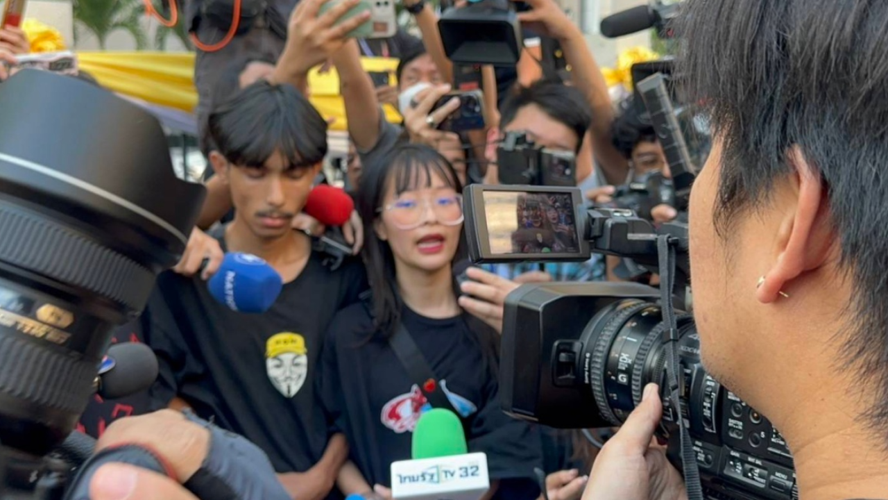 จับแล้ว ตะวัน-แฟรงค์ ผกก.สส.น.9 รอหน้าศาลนำตัวไป สน.ดินแดง 