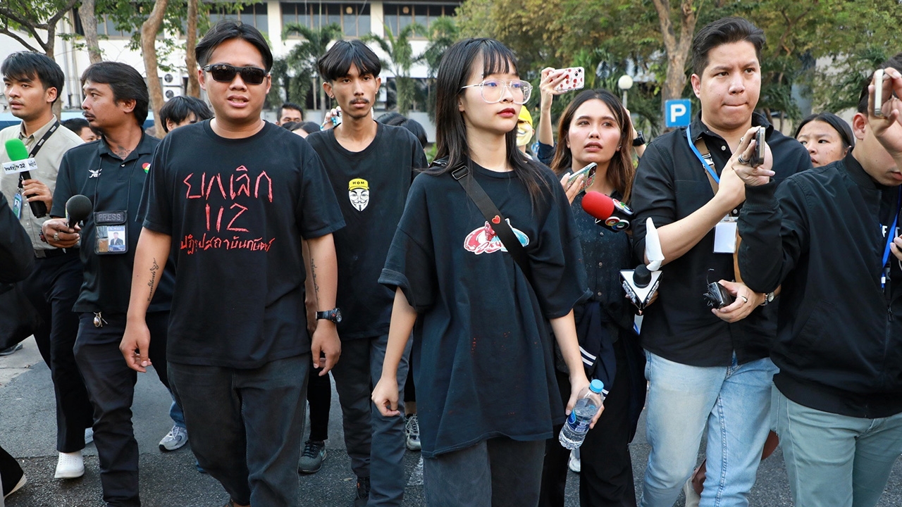 จับ "ตะวัน-แฟรงค์" ปลุกปั่นป่วนขบวนเสด็จ โพสต์ยุกระด้างกระเดื่อง