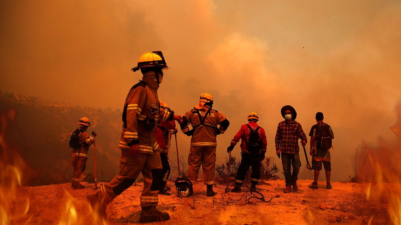 ไฟป่าชิลีรุนแรงเกินควบคุม สภาพอากาศร้อนยิ่งดับยาก ระอุเหมือนเตาไฟยักษ์ 50,000 ไร่ 