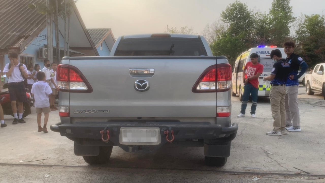 ร.ร.ดังอุบลฯสั่งล้อมคอก หลังเด็ก ป.1 วิ่งล้ม ถูกปิกอัพทับหัวคาประตู