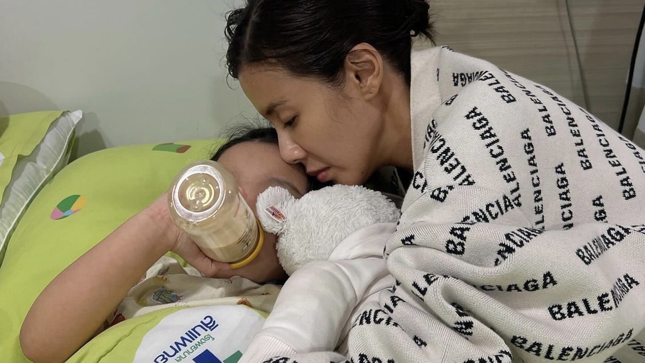 หัวอกคนเป็นแม่ ใบเตย โพสต์เศร้า น้องเวทมนต์ แอดมิต รพ. ขอให้ลูกไม่เป็นอะไร