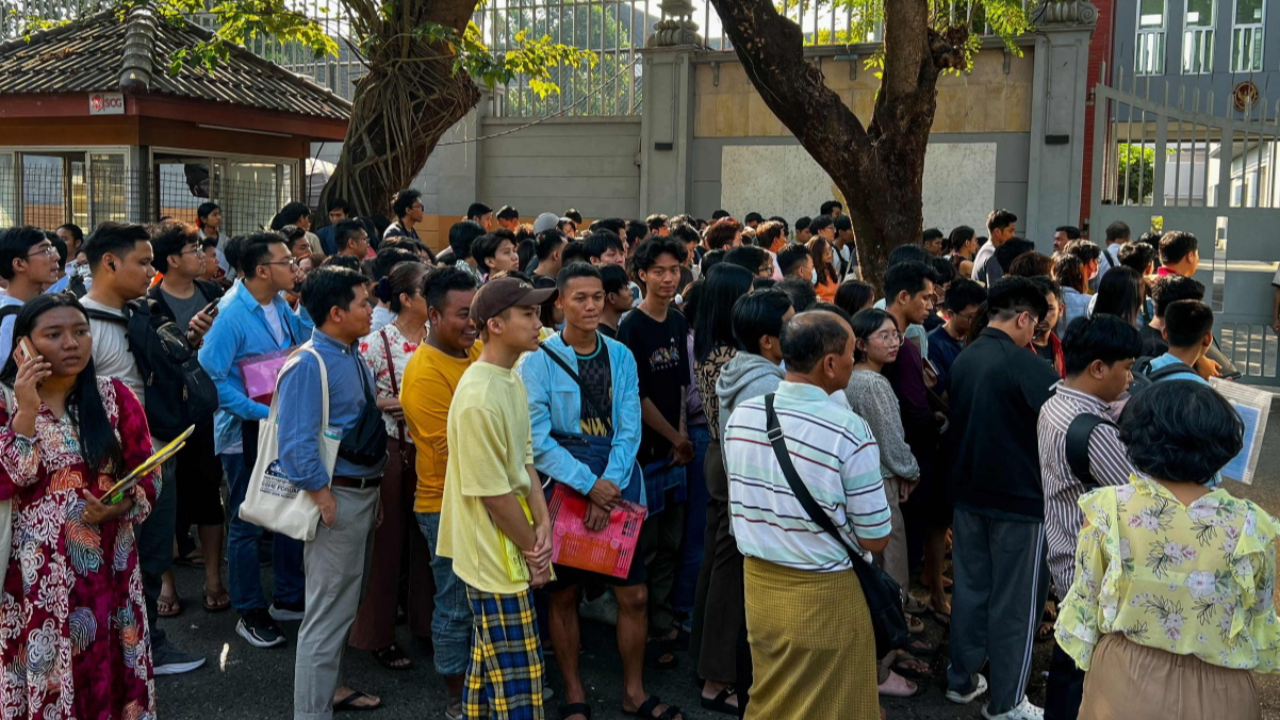 ชาวพม่าหลายพันทะลักยื่นขอวีซ่าเข้าไทย หลังรบ.บังคับใช้ก.ม.เกณฑ์ทหาร