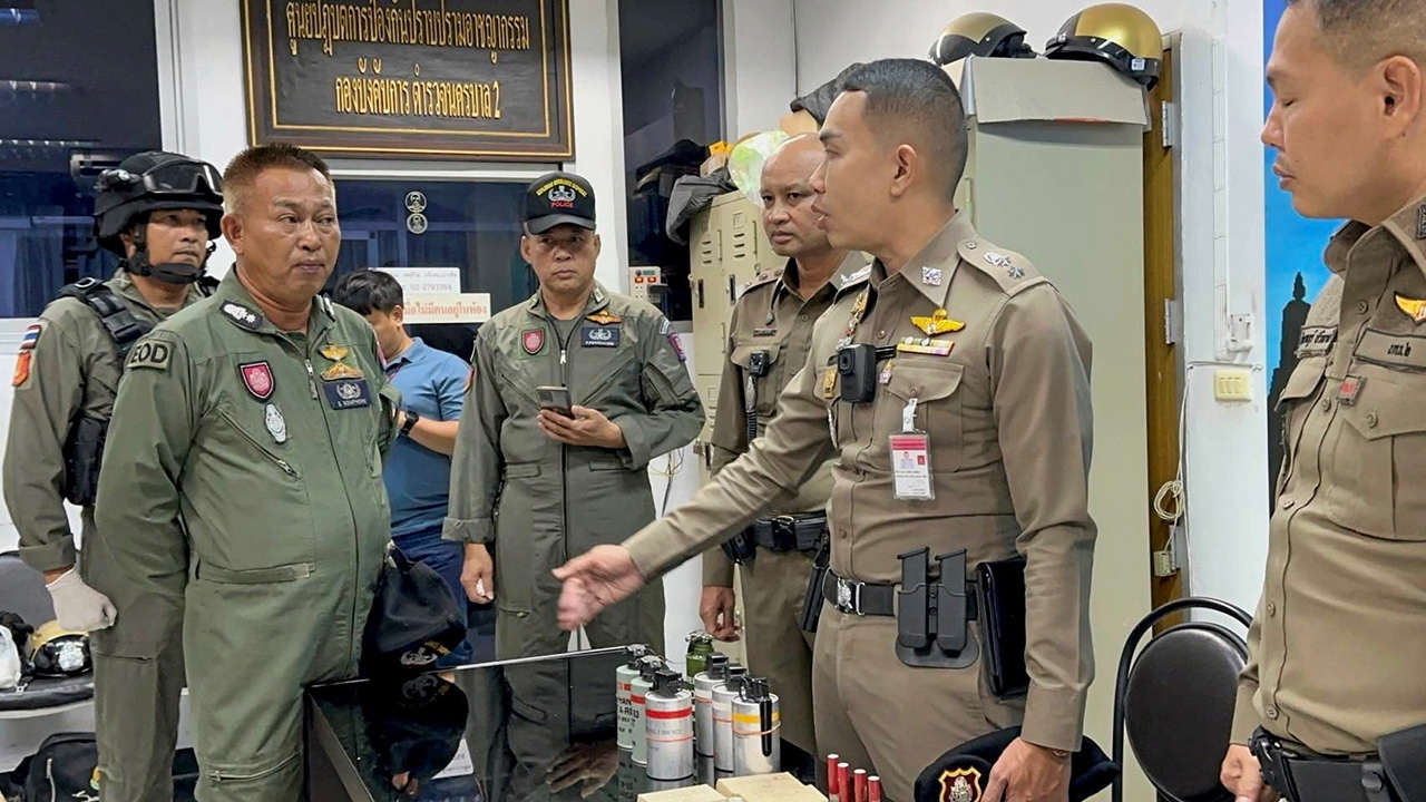 รอ.ทหารบกเมาควบจยย. พกระเบิดควัน แต่งชุดครึ่งท่อนชนขอบทางล้ม อ้างไว้สอนน้อง