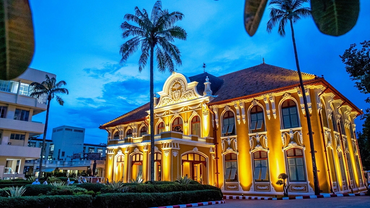 ตะลุยชมความงาม ตึกเจ้าพระยาอภัยภูเบศร โบราณสถาน อายุ 115 ปี
