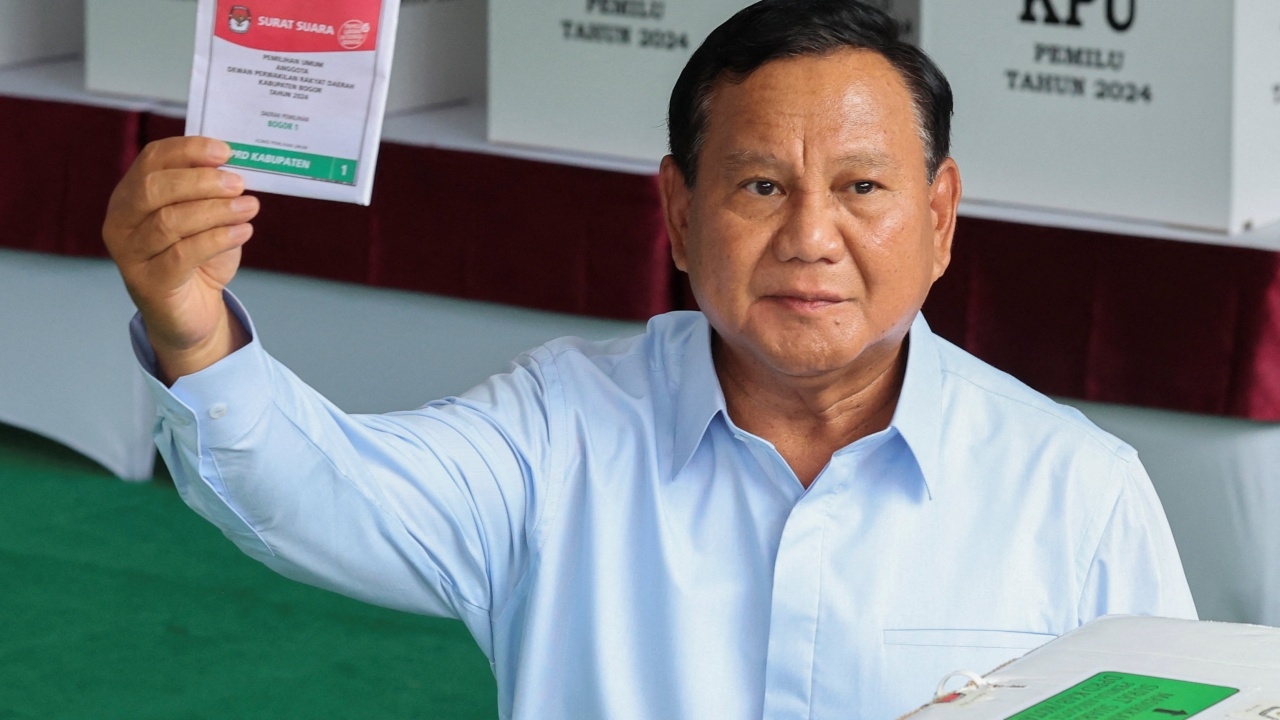 ชาวอินโดนีเซียออกมาเลือกตั้ง ลุ้น ปธน.คนใหม่ หลาย พท.เจอน้ำท่วม ฝนตก