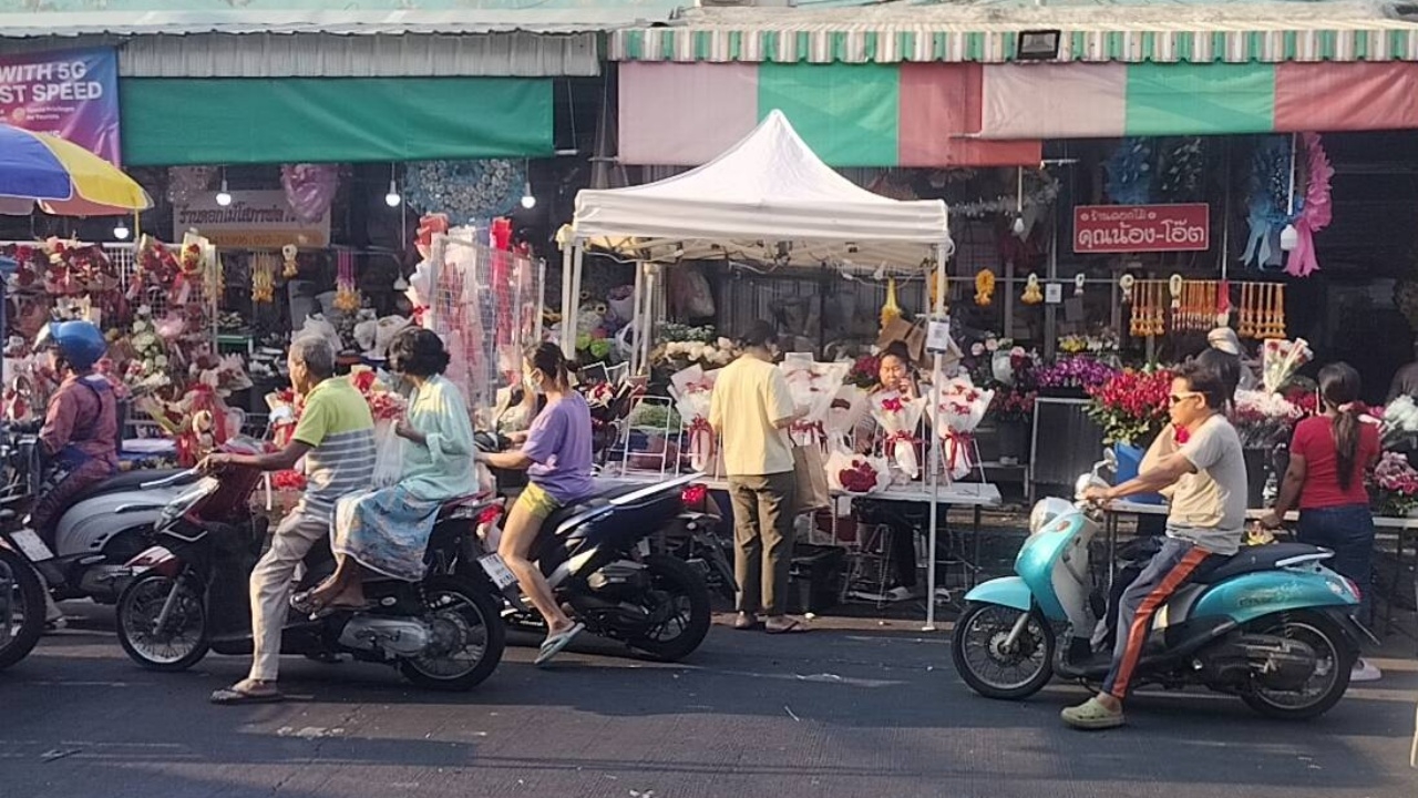 ชลบุรีกุหลาบขึ้นราคาเท่าตัวรับวาเลนไทน์ ถ้านำเข้าดอกละ 100 หากจัดช่อพุ่ง 4-5 พัน