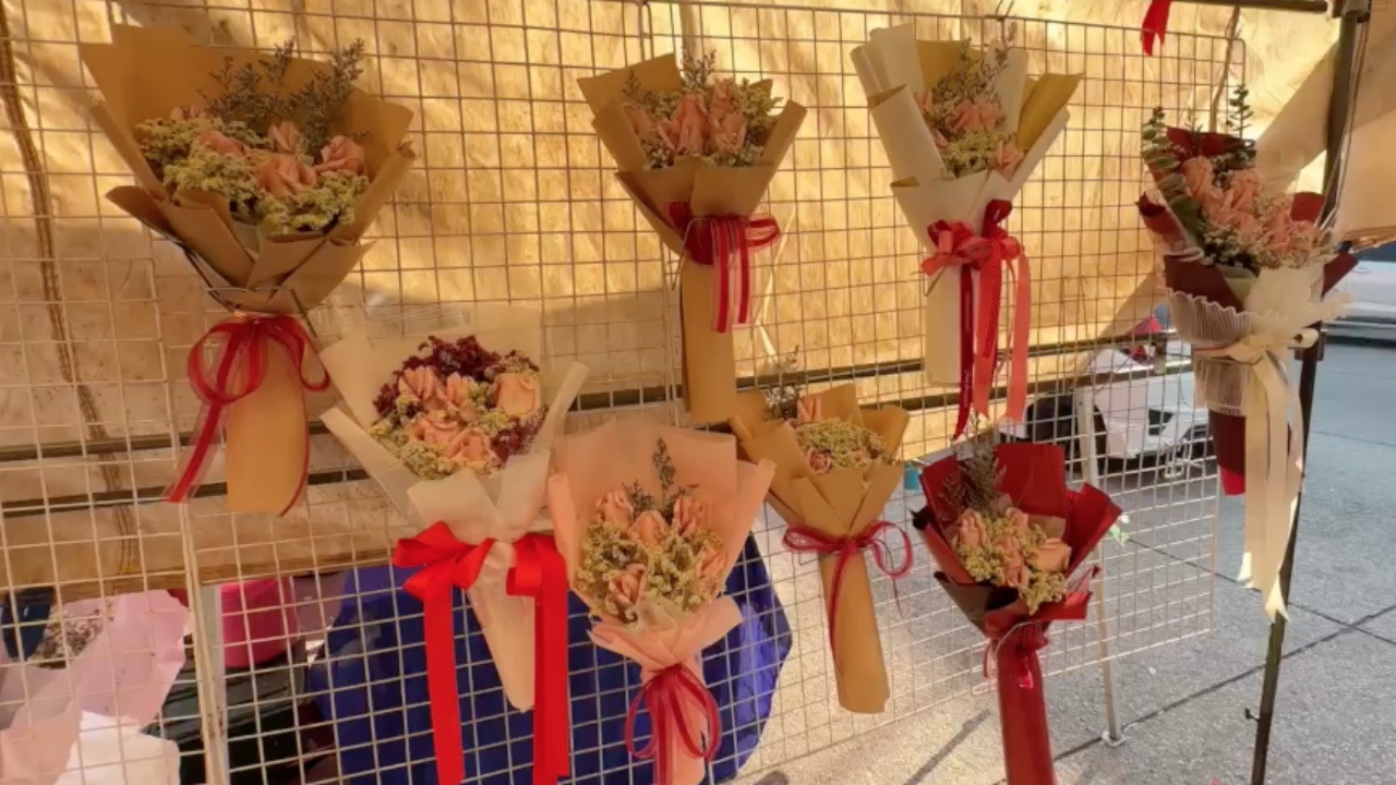 ร้านดอกไม้กรุงเก่าเผย ช่อดอกไม้ธนบัตรปีนี้มาแรง นำไปใช้ได้ในยุคเศรษฐกิจแบบนี้ 