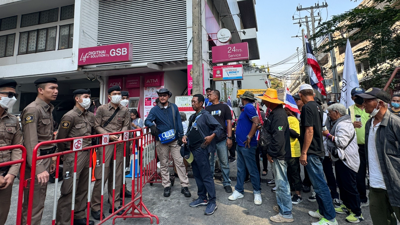 ม็อบ "คปท.-ศปปส." บุก รพ.ตำรวจ ยื่นค้านพักโทษ "ทักษิณ" ยัน ต้องติดคุก 