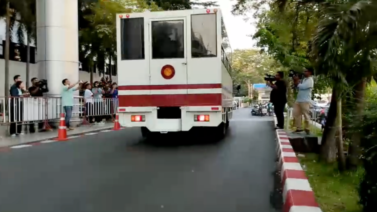 "แฟรงค์-ตะวัน" นอนคุก ป่วนเสด็จ "สายน้ำ" รอด-ตีประกันสามหมื่นห้า