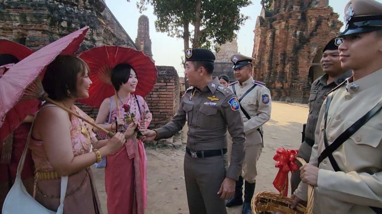 ตร.ทท.อยุธยา แปลงร่างแจกความสุข มอบดอกไม้ให้ นทท.ที่ชมโบราณสถาน