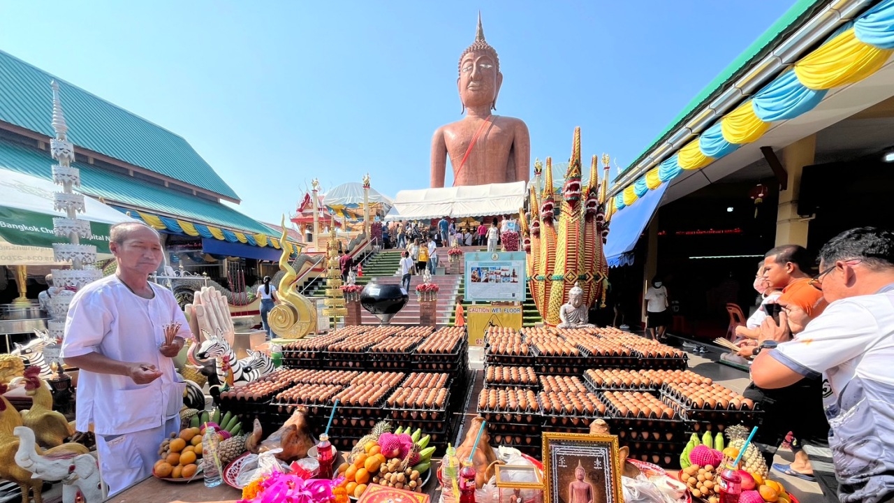 ขายที่ดินสำเร็จ ขนของแก้บน "หลวงพ่อสมหวัง" แถมได้ "เลขเด็ด" หางประทัดลุ้นโชค