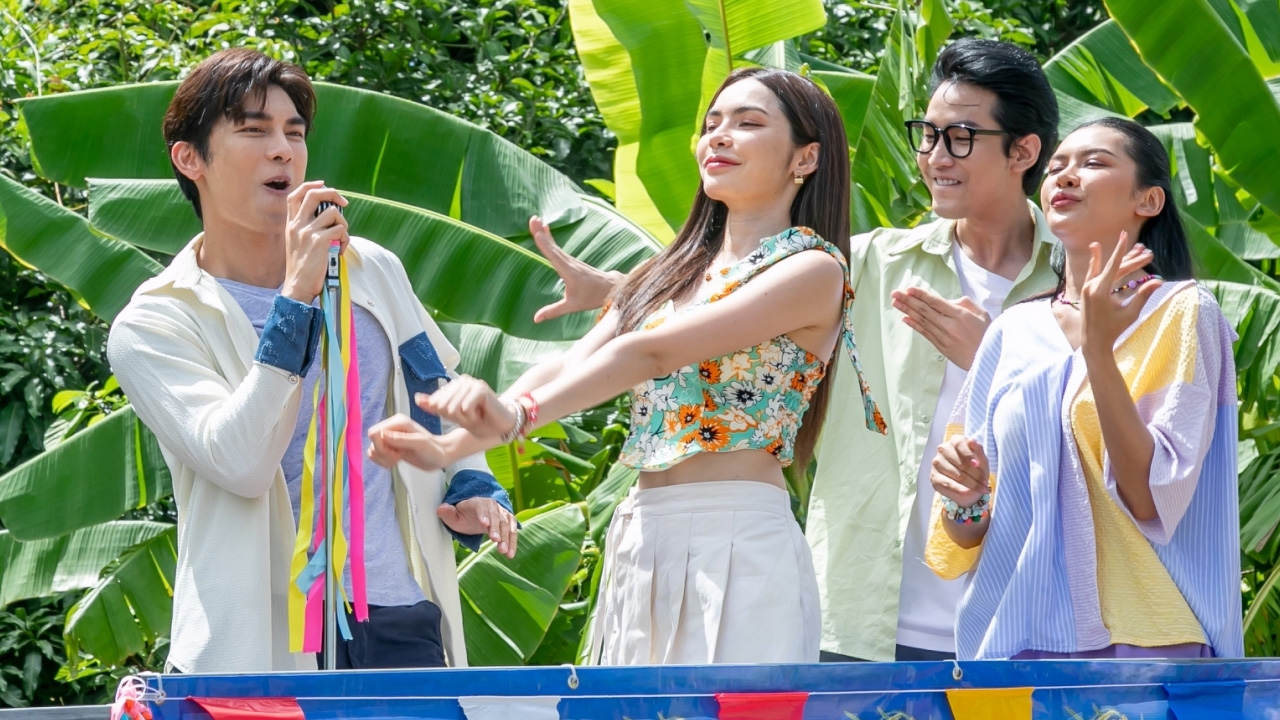 “มิว-ชาล็อต” นำทีมนักแสดง ขึ้นรถแห่สนุกสุดมันกลางแดด ในละคร “มนต์รักลูกทุ่ง ๒๕๖๗”