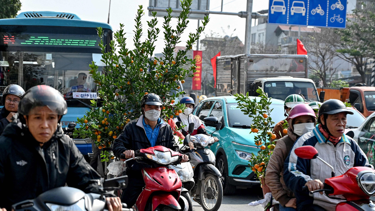 เวียดนามคึกคัก ประชาชนและนักท่องเที่ยวเตรียมฉลองเทศกาลตรุษเต็ด