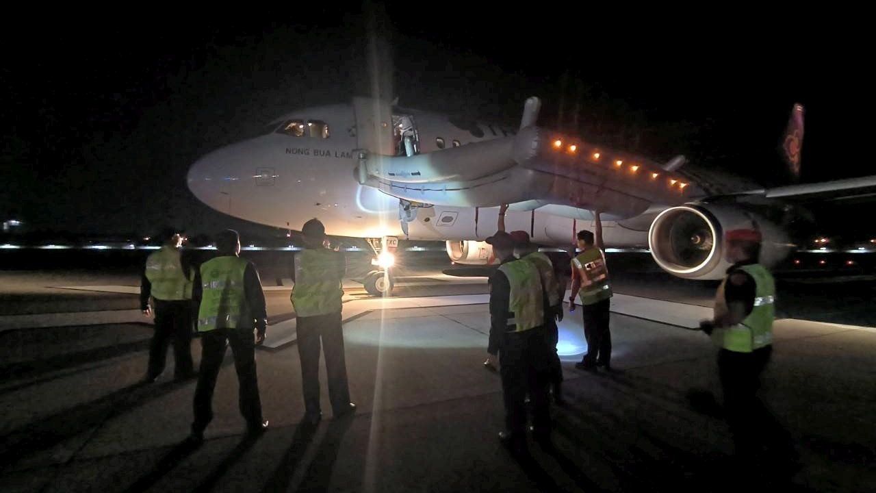 ยัด 2 ข้อหาหนัก หนุ่มป่วนบินไทย เปิดประตูเครื่อง ขณะจะเทกออฟ กระทบ 13 ไฟลท์