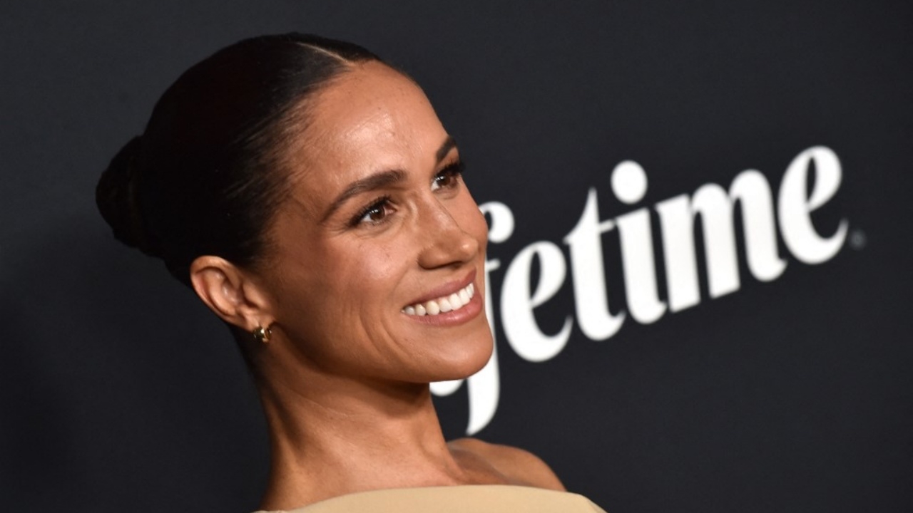 เมแกน ยิ้มแย้มขับรถ ขณะเจ้าชายแฮร์รี่ กลับมาเยี่ยมคิงชาร์ลส์ที่อังกฤษ