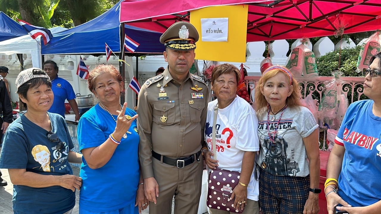 แห่ขอเซลฟี่ "บิ๊กโจ๊ก" เยี่ยมผู้ชุมนุมรอบทำเนียบ คุยแกนนำเคลียร์เส้นทางเมื่อมีขบวน