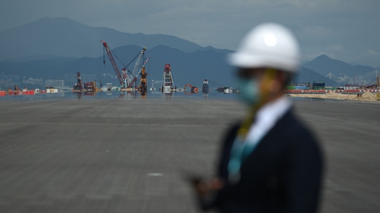 ช็อก พนง.สนามบินฮ่องกง ถูกเครื่องบินที่กำลังลากไปจอด ทับเสียชีวิต