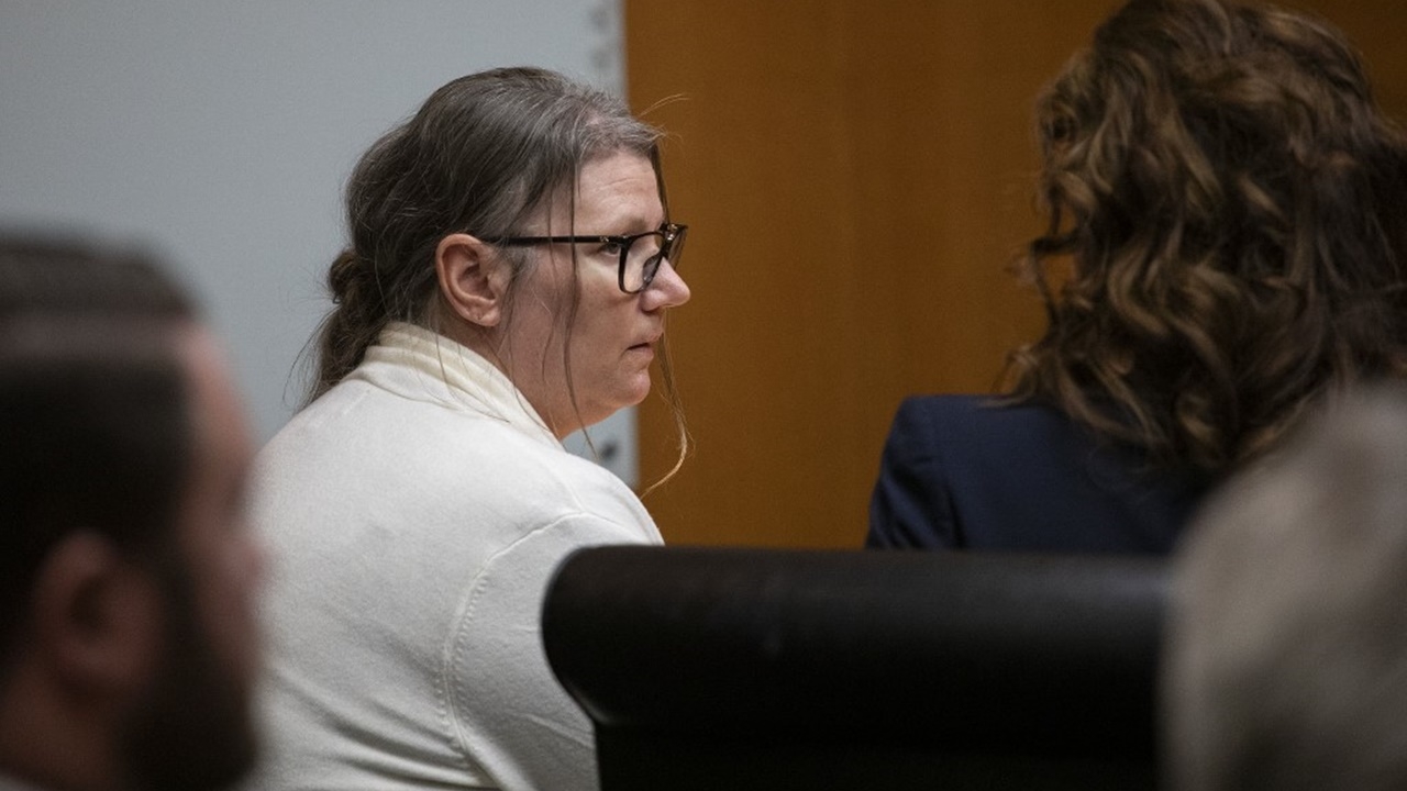 ครั้งแรกของสหรัฐฯ แม่มือปืนกราดยิงโรงเรียน ถูกตัดสินว่ามีความผิดด้วย