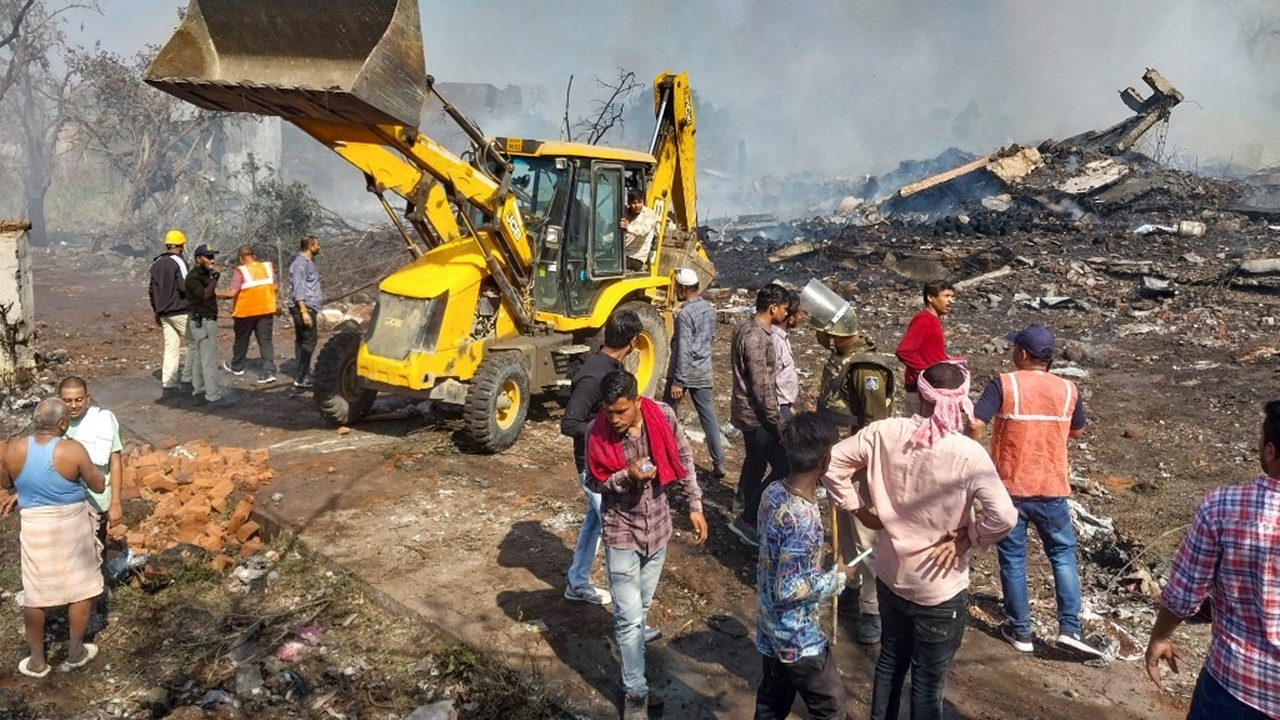 โรงงานดอกไม้ไฟอินเดียระเบิดเหลือแต่ซาก ตาย 8 ศพ เจ็บอีก 80 ราย