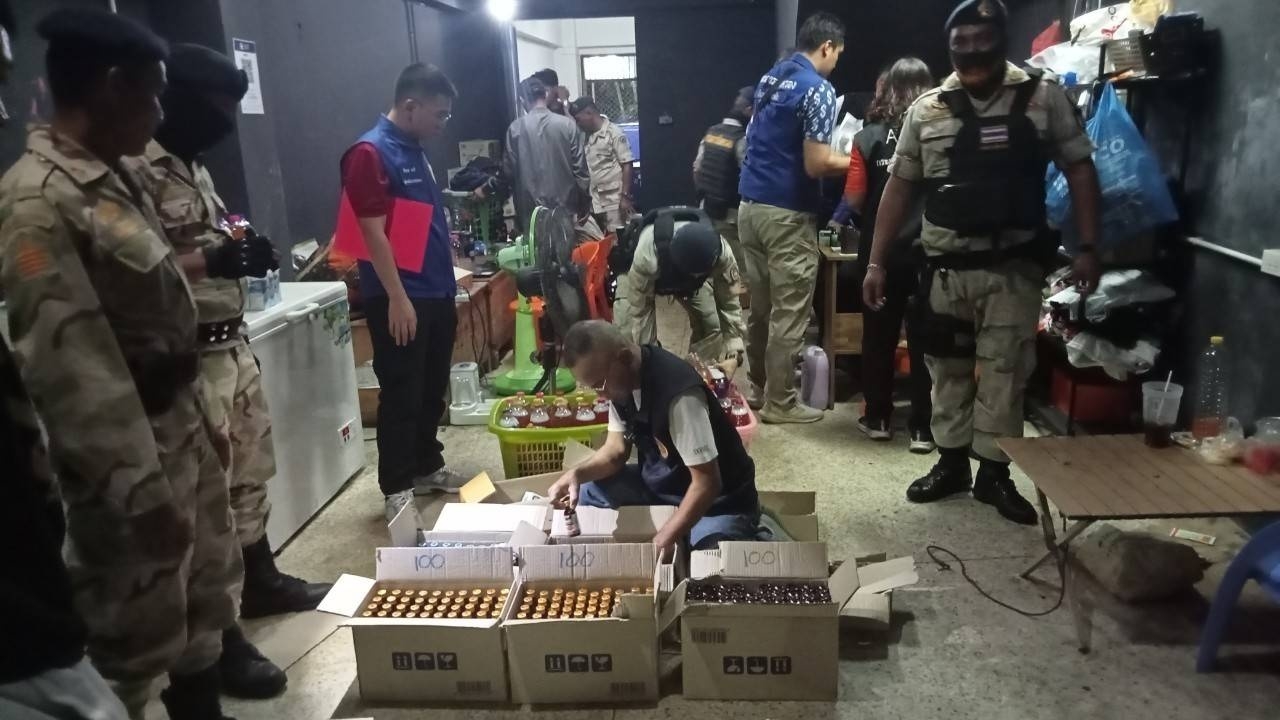 ตรวจสถานบันเทิง 11 แห่ง ย่าน ม.ดังโคราช ยึดน้ำท่อม 120 ขวด ยาแก้ไอ 449 ขวด