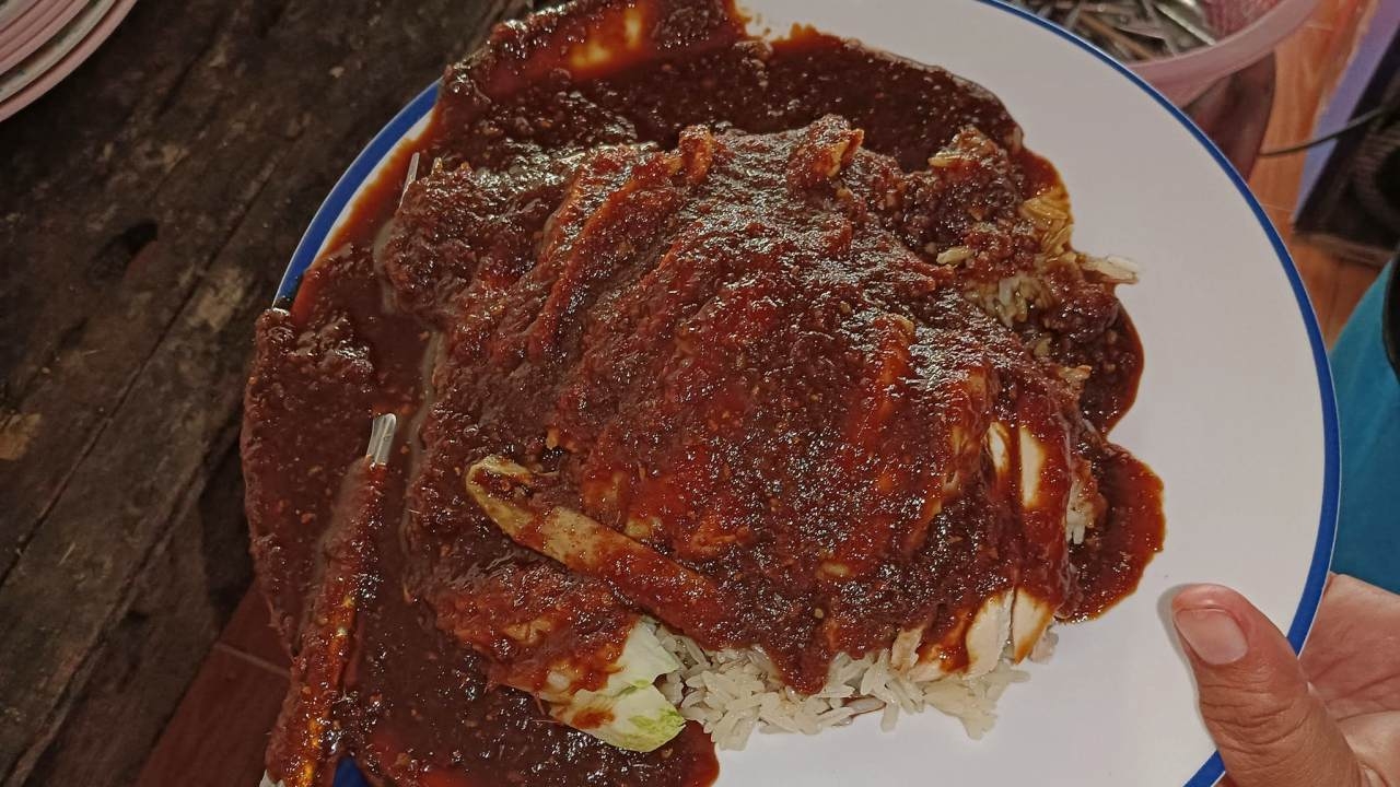 ฉ่ำไม่ไหว หนุ่มรีวิวกิน "ข้าวมันไก่" แบบสู้ชีวิต แต่สุดท้ายโดนชีวิตสู้กลับ