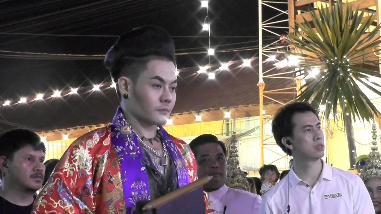 นักร้องดังแวะไหว้พระ ขอพรก่อนแสดงโชว์ ไม่ลืมจุดธูปมงคลได้เลขเด็ด 16/2/67