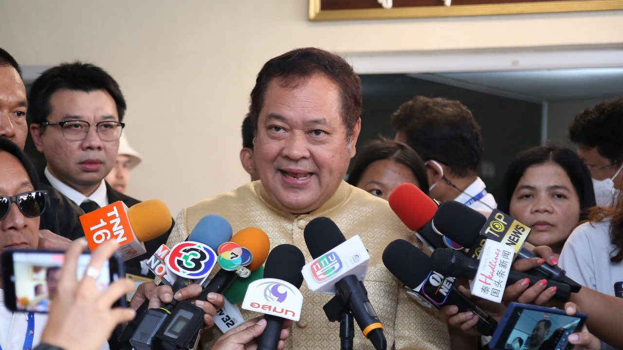 “ทวี” เผย ยังไม่ได้ตรวจสอบ “ทักษิณ” ได้รับการพักโทษ ยัน “ยิ่งลักษณ์” ยังไม่ขออภัยโทษ