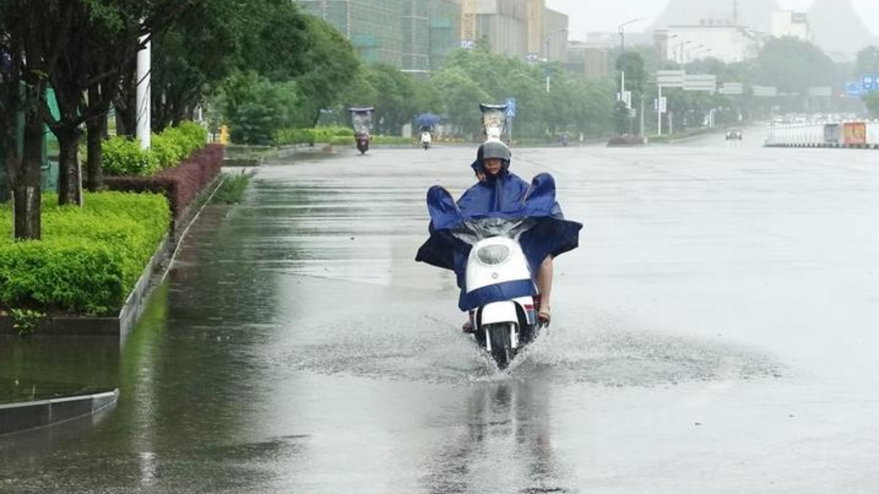 พายุ "หมาอ๊อน" ขึ้นฝั่งทางตอนใต้ของจีน ประกาศเตือนภัยระดับ 4 