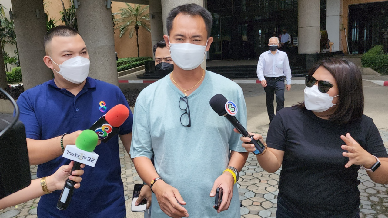 แฟนหนุ่ม "เจ๊นุช" มอบตัวทำร้ายทหารหญิง ตร.พาค้นคอนโดฯ พบคราบเลือด 