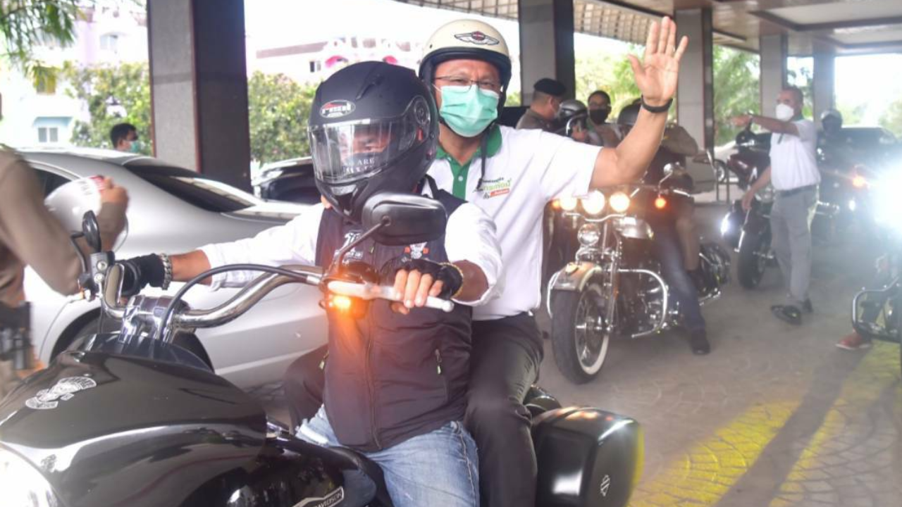 "สมศักดิ์" โดดซ้อนฮาเล่ย์ ร่วมฉลองครบ 1 ปี ปลดล็อกกระท่อมเมืองคอน