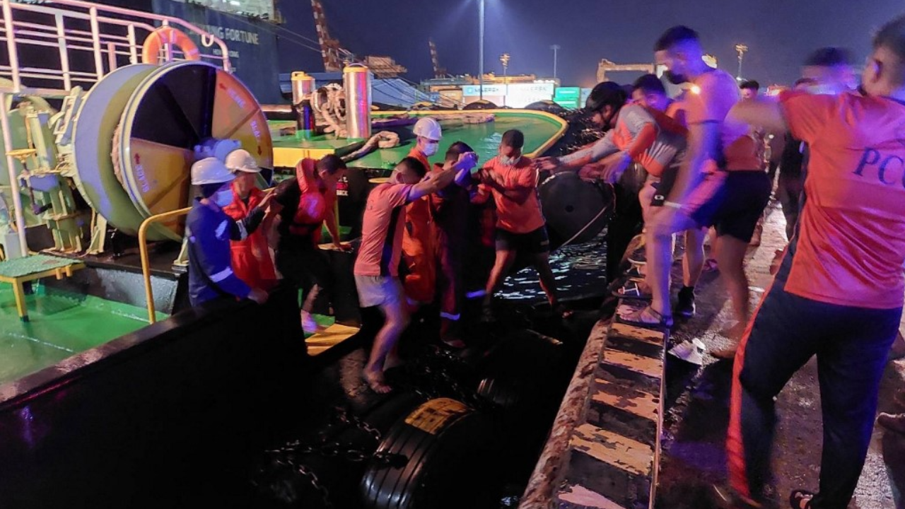 ไฟไหม้ทั้งลำ เรือเฟอร์รี่ที่ฟิลิปปินส์ กู้ภัยเร่งค้นหา 9 คนยังสูญหาย (คลิป)