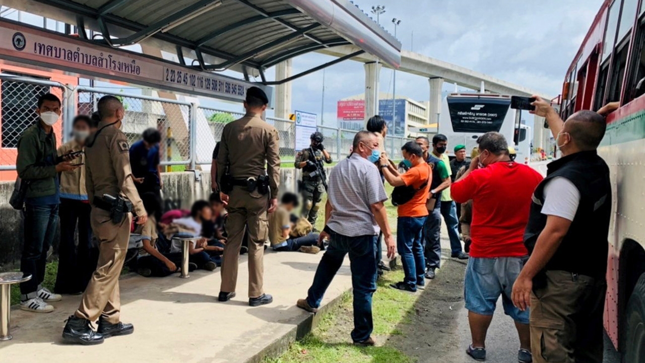 รวบ 18 โจ๋อาชีวะดุ หวิดนองเลือด! มีอาวุธครบมือ ตรงป้ายรถเมล์