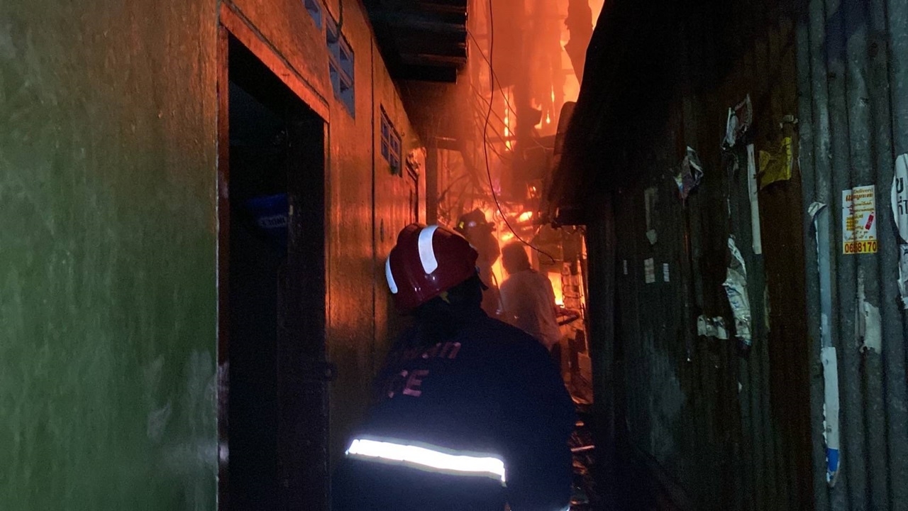 ไฟไหม้ชุมชนกุหลาบแดง ย่านบ่อนไก่ วอด 6 หลัง ไม่พบผู้บาดเจ็บ