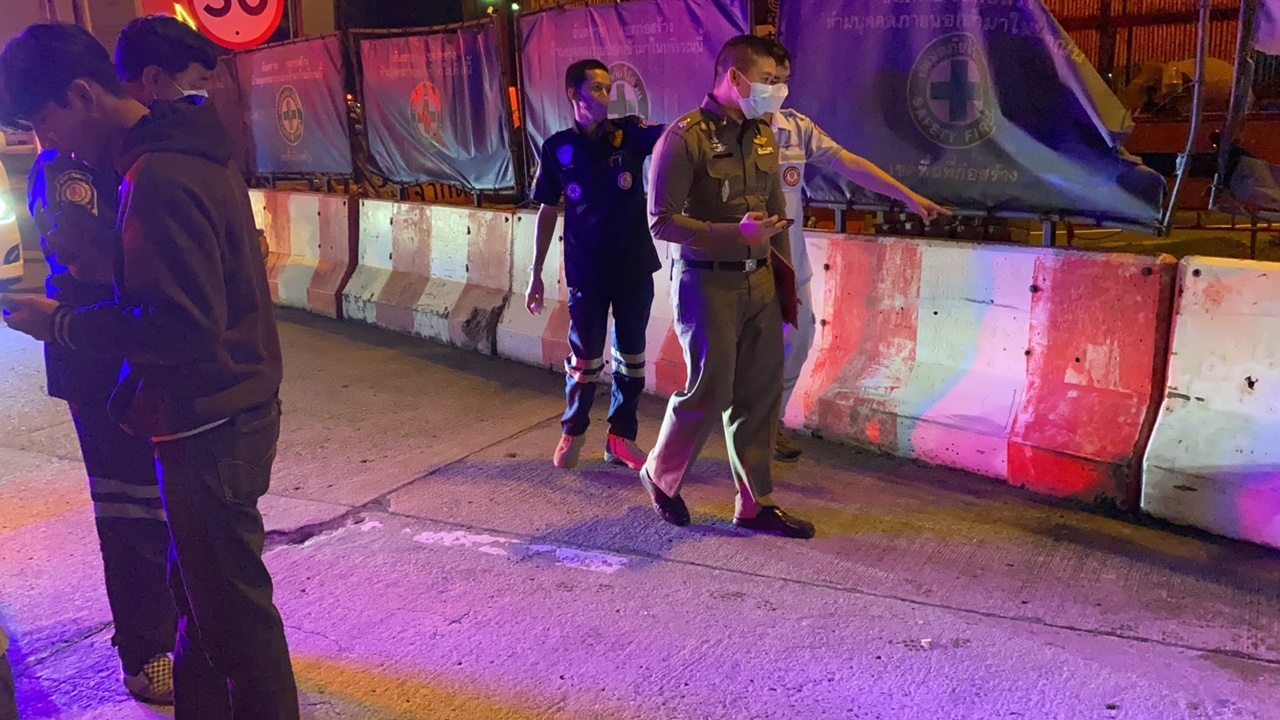 หนุ่มเมาไม่สวมหมวกกันน็อกซิ่ง จยย.ชนแบริเออร์ก่อสร้าง BTS กะโหลกแตกดับอนาถ