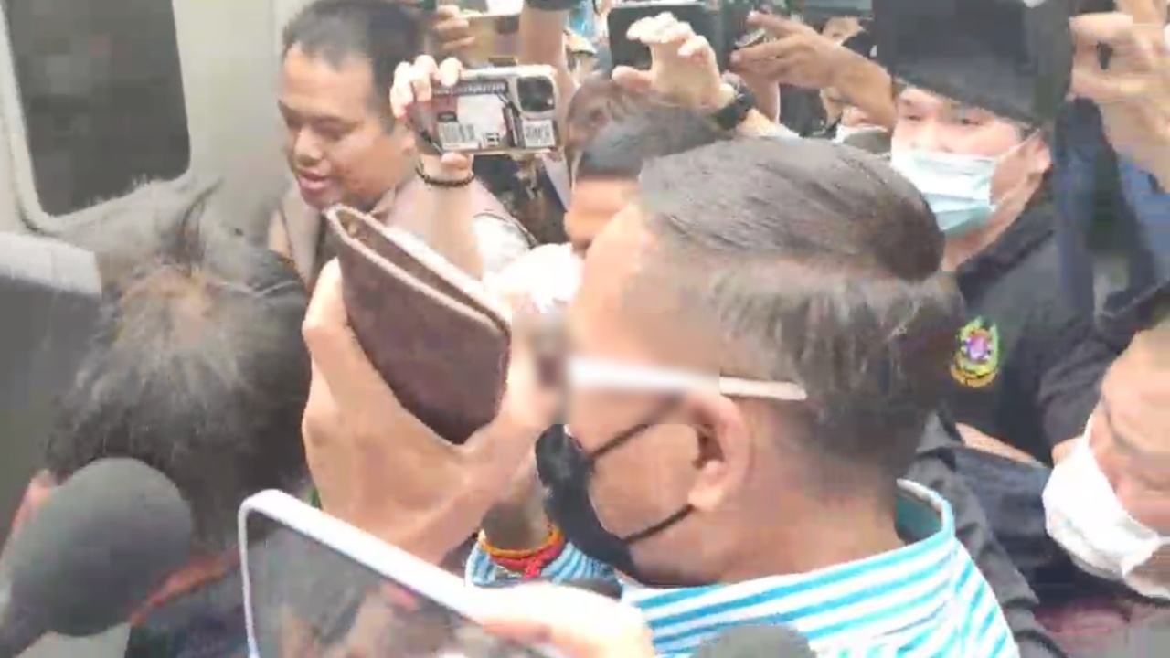 คุมตัวเจ้าของบ่อนดินแดง ฝากขังต่อศาล โดนสื่อรุมถาม ลั่น "ผมตอบไม่ได้"