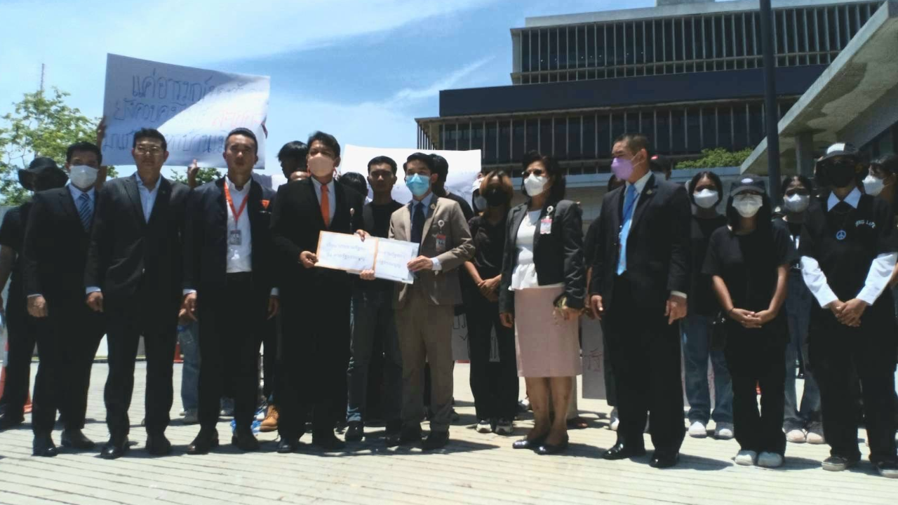 ม็อบ บุกสภา จี้ "บิ๊กตู่" ลาออก ไม่ควรเป็นนายกฯ ยก 4 ข้อ ไม่ชอบธรรม 