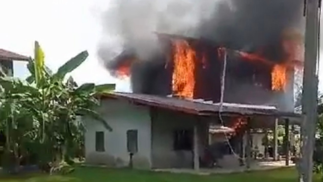  เมาทั้งเหล้า ยาบ้า หนุ่มเสพหนัก จุดไฟเผาบ้านแม่ ยืนดูหัวเราะชอบใจ