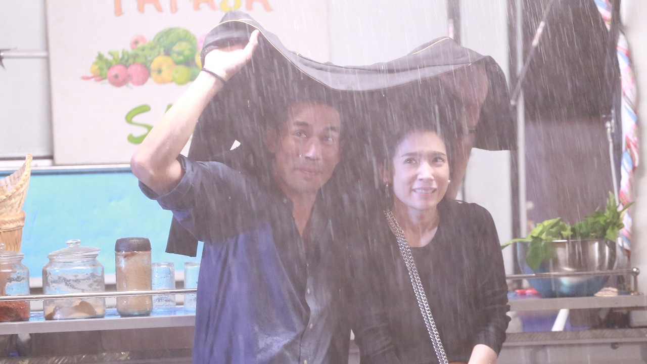"ตุ้ย-โดนัท" เดตแรกกินหมูกระทะ หวานท่ามกลางสายฝน ใน "กั๊กนักรักซะเลย"