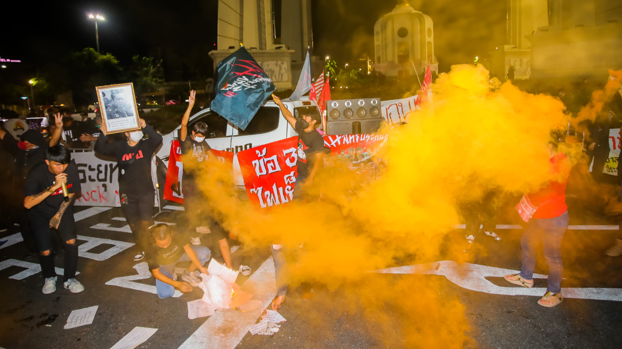 ม็อบเครือข่ายราษฎรเผาจดหมายถึง “บิ๊กตู่” ส่วนนางเลิ้งยังปักหลัก