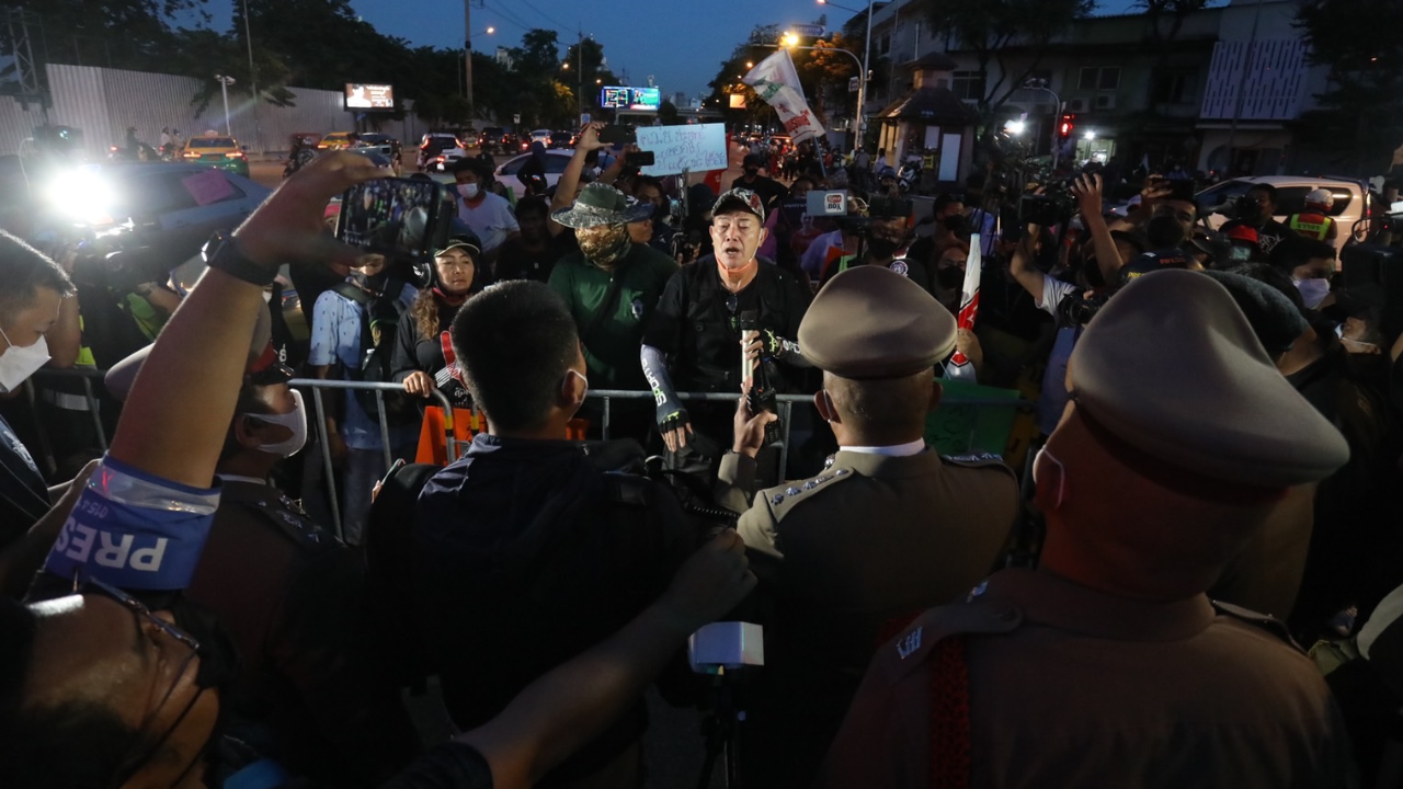 ม็อบ ปักหลักชุมนุม หน้าโรงเรียนราชวินิตมัธยม หลังเจรจา ตร.ยอมเปิดทาง